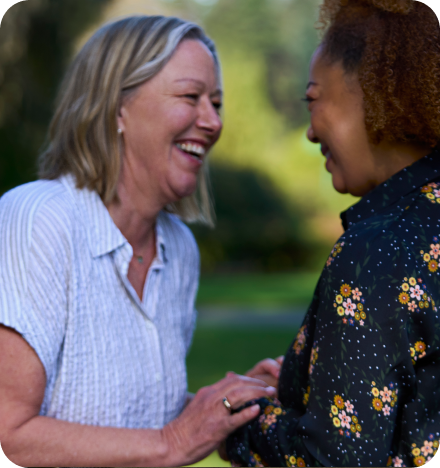 נשים יושבות על ספסל עם חיישן FreeStyle Libre 2