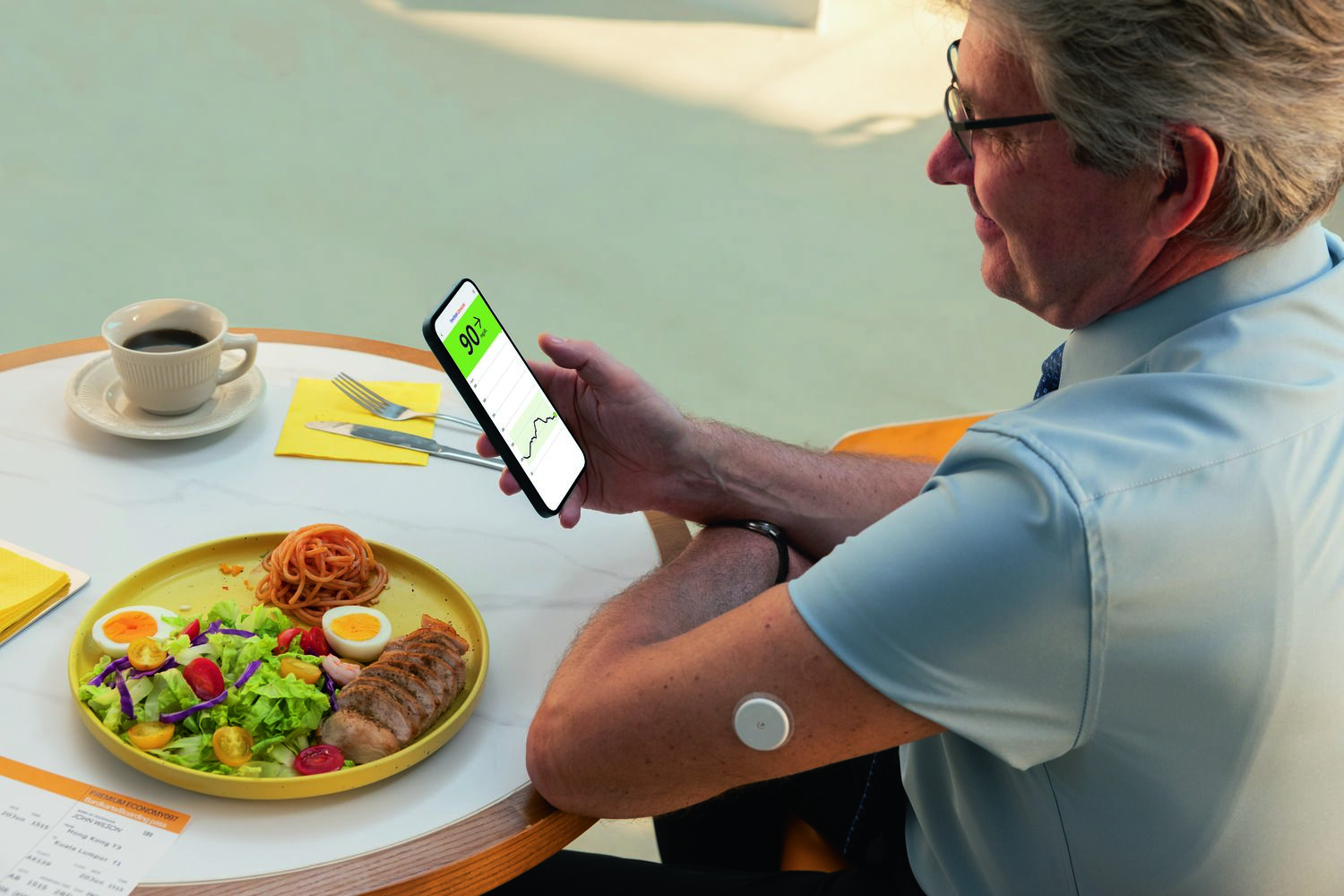 Photo_FSLL_Elderly-Man-eating-and-looking-at-mobile-app_MG